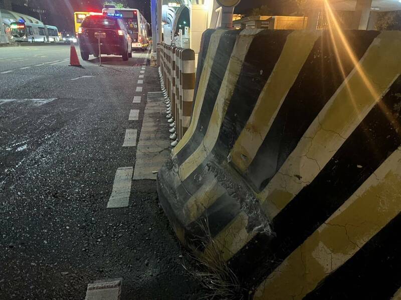 公车(图后方)撞上分隔岛,图中可见明显的擦撞痕迹。(记者张瑞桢翻摄) 公车(图后方)撞上分隔岛,图中可见明显的擦撞痕迹。(记者张瑞桢翻摄)