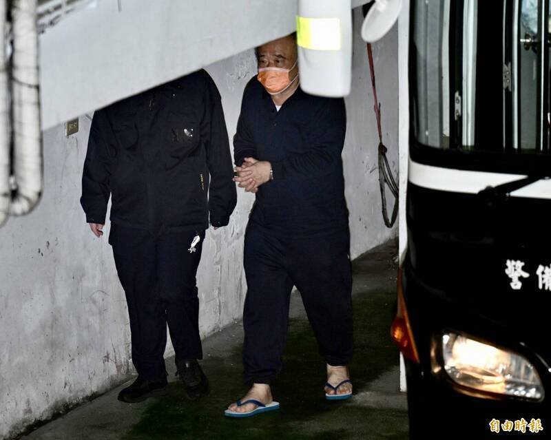 台北地检署侦办京华城弊案,国民党台北市议员应晓薇助理吴顺民押期将届满,台北地院25日提讯到庭,声请让吴具保停押,下午开庭审理裁定500万交保。(记者涂建荣摄) 台北地检署侦办京华城弊案,国民党台北市议员应晓薇助理吴顺民押期将届满,台北地院25日提讯到庭,声请让吴具保停押,下午开庭审理裁定500万交保。(记者涂建荣摄)
