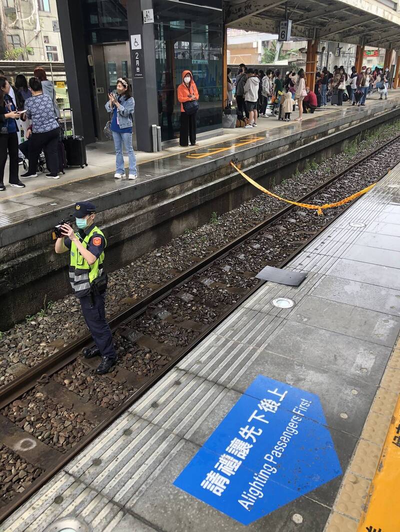 台铁内坜火车站今早9点半多,一名约60岁男性疑似卧轨轻生死亡。(记者黄政嘉翻摄) 台铁内坜火车站今早9点半多,一名约60岁男性疑似卧轨轻生死亡。(记者黄政嘉翻摄)