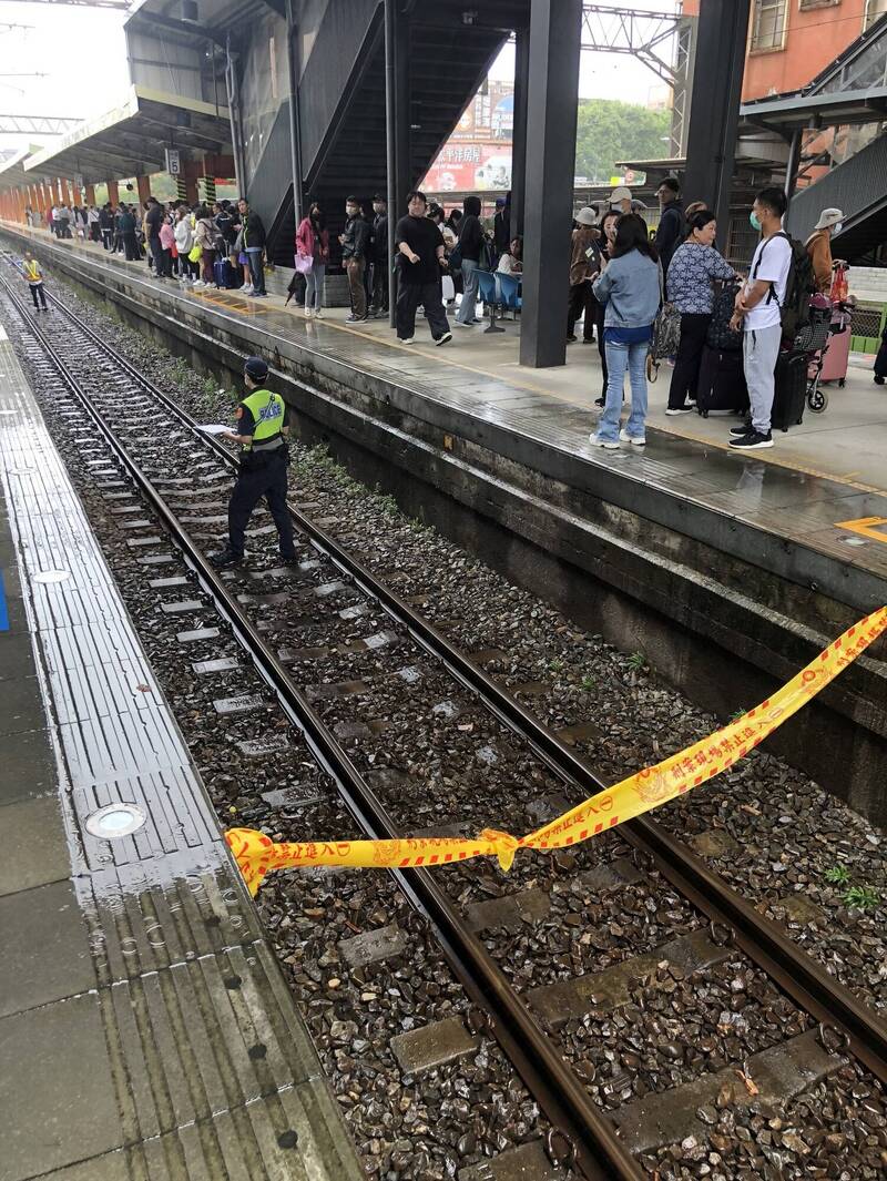 一名约60岁男性疑卧轨轻生死亡,警方初步排除外力介入。(记者黄政嘉翻摄) 一名约60岁男性疑卧轨轻生死亡,警方初步排除外力介入。(记者黄政嘉翻摄)