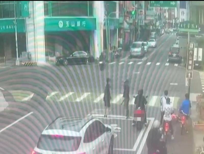 机车、自行车行车纠纷,机车骑士竟持刀找学生「理论」。(警方提供) 机车、自行车行车纠纷,机车骑士竟持刀找学生「理论」。(警方提供)