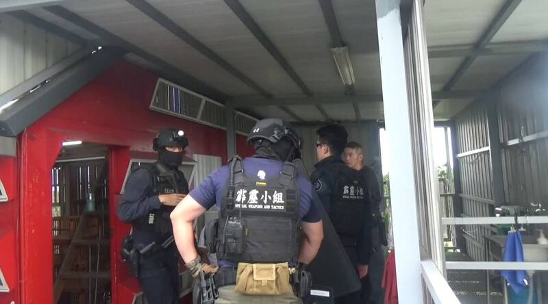 检警前往攻监逮人。(云林地检署提供) 检警前往攻监逮人。(云林地检署提供)