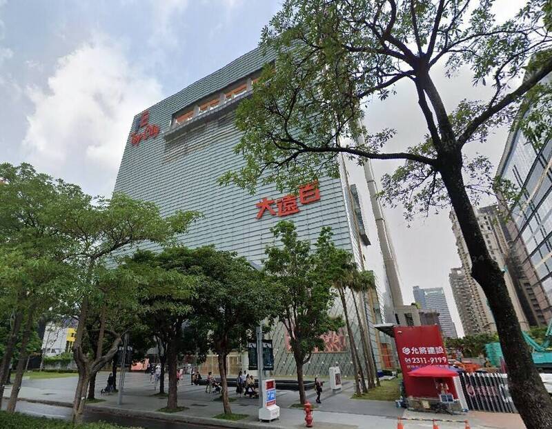年近60岁男子,于台中大远百的鼎泰丰餐厅用餐时,疑心脏病发作死亡。(记者张瑞桢翻摄自GOOGLE街景) 年近60岁男子,于台中大远百的鼎泰丰餐厅用餐时,疑心脏病发作死亡。(记者张瑞桢翻摄自GOOGLE街景)