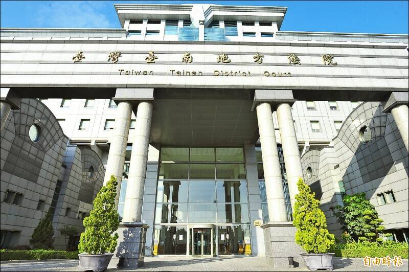 蔡清旭、蔡月娥涉台盐光电弊案,检方以违银行法声押获准,两人抗告后,南院25日晚改裁分以500万、400万交保。(记者王捷摄) 蔡清旭、蔡月娥涉台盐光电弊案,检方以违银行法声押获准,两人抗告后,南院25日晚改裁分以500万、400万交保。(记者王捷摄)