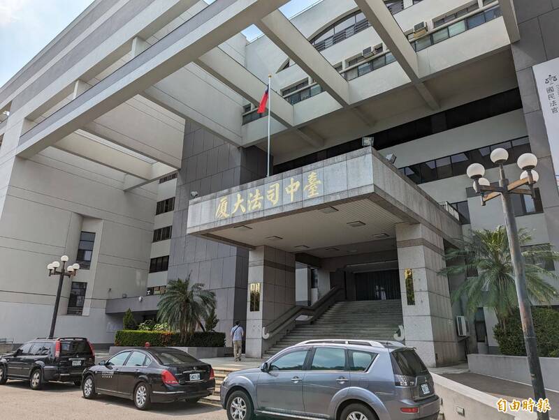 台中市一对父母,被社会局指控滥用亲权,或离家出走,疏于保护照顾子女情节严重,台中地院裁定停止全部亲权。(记者张瑞桢摄) 台中市一对父母,被社会局指控滥用亲权,或离家出走,疏于保护照顾子女情节严重,台中地院裁定停止全部亲权。(记者张瑞桢摄)