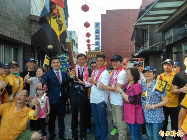 艺人林瑞阳、徐乃麟及庹宗康等皆到场参加浩天宫妈祖北港进香起驾仪式。(记者欧素美摄) 艺人林瑞阳、徐乃麟及庹宗康等皆到场参加浩天宫妈祖北港进香起驾仪式。(记者欧素美摄)