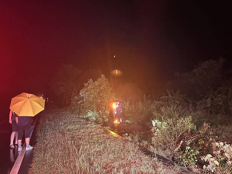 特斯拉深夜在台11线台东东河路段翻车,侧立路旁,车上3人幸无大碍。(记者刘人玮翻摄) 特斯拉深夜在台11线台东东河路段翻车,侧立路旁,车上3人幸无大碍。(记者刘人玮翻摄)