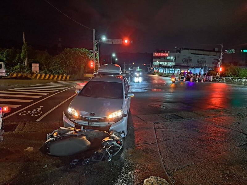王姓男子驾车与何姓机车女骑士发生碰撞,何女人喷飞手脚擦挫伤,机车卡在轿车前保杆下。(记者林嘉东翻摄) 王姓男子驾车与何姓机车女骑士发生碰撞,何女人喷飞手脚擦挫伤,机车卡在轿车前保杆下。(记者林嘉东翻摄)