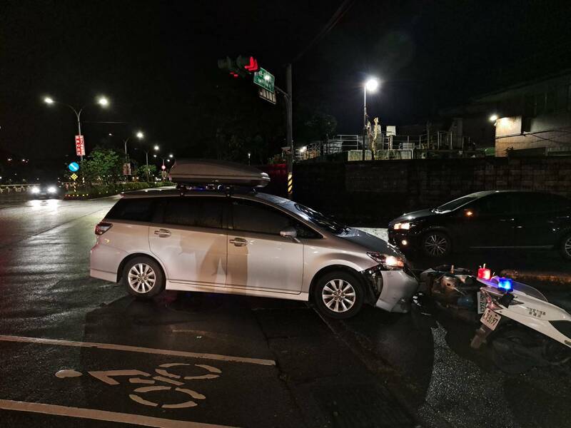 王姓男子驾车与何姓机车女骑士发生碰撞,何女人喷飞手脚擦挫伤,机车卡在轿车前保杆下。(记者林嘉东翻摄) 王姓男子驾车与何姓机车女骑士发生碰撞,何女人喷飞手脚擦挫伤,机车卡在轿车前保杆下。(记者林嘉东翻摄)