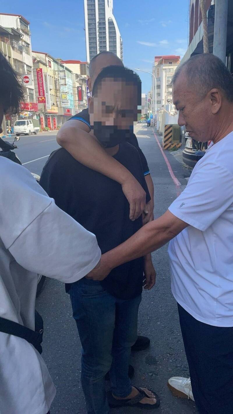 警方逮获黄姓男子送办。(读者提供) 警方逮获黄姓男子送办。(读者提供)
