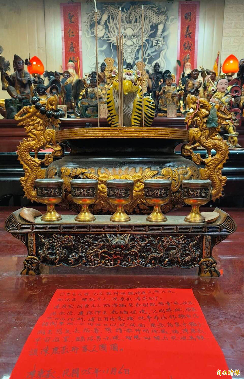 王元照「可乐」到宫庙替康岳祈福,盼平安归来。(「可乐」提供) 王元照「可乐」到宫庙替康岳祈福,盼平安归来。(「可乐」提供)