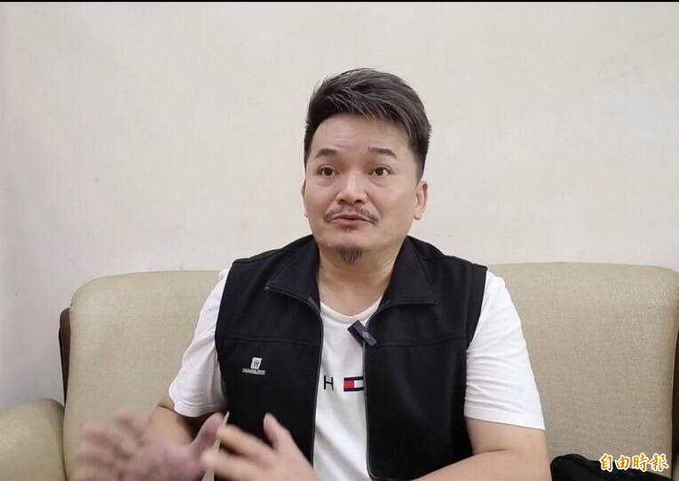 王元照「可乐」表示,康岳家属忧心如焚,希望政府相关单位伸援。(记者许国桢摄) 王元照「可乐」表示,康岳家属忧心如焚,希望政府相关单位伸援。(记者许国桢摄)