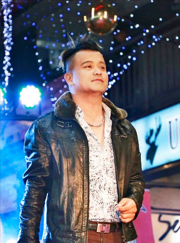 康岳最拿手的是知名台语歌手翁立友的歌曲,在中部有「小翁立友」的称号。(「可乐」提供) 康岳最拿手的是知名台语歌手翁立友的歌曲,在中部有「小翁立友」的称号。(「可乐」提供)