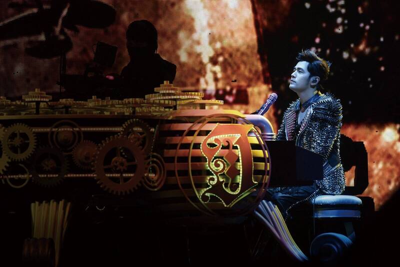 歌手周杰伦演唱会门票秒杀,不法黄牛抢票转售图利,台中市警察局今天宣布,共查获5名工程师抢得48张门票,以每张加价2500元到1万5000元转卖,依法移送地检署侦办。(资料照)
歌手周杰伦演唱会门票秒杀,不法黄牛抢票转售图利,台中市警察局今天宣布,共查获5名工程师抢得48张门票,以每张加价2500元到1万5000元转卖,依法移送地检署侦办。(资料照)