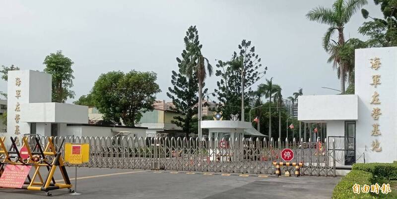 海军陆战队哨兵在哨所(右)中弹身亡,军方紧急封闭海军左营基地中海门。(记者洪定宏摄) 海军陆战队哨兵在哨所(右)中弹身亡,军方紧急封闭海军左营基地中海门。(记者洪定宏摄)