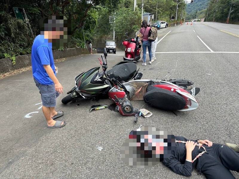 香港籍机车骑士台3线载友出游与机车对撞,双方皆送医。(图由民众提供) 香港籍机车骑士台3线载友出游与机车对撞,双方皆送医。(图由民众提供)