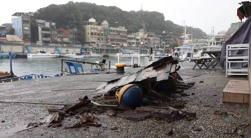 正滨渔港彩色屋一栋4楼屋顶加盖铁皮屋簷掉落,十分惊险。(民众提供) 正滨渔港彩色屋一栋4楼屋顶加盖铁皮屋簷掉落,十分惊险。(民众提供)