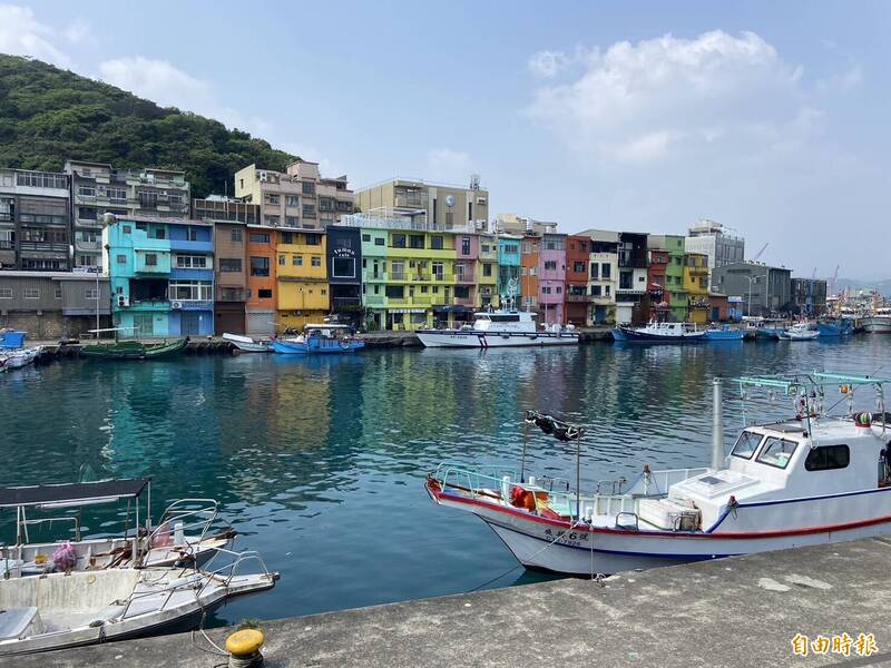 基隆正滨渔港彩色屋是网红景点,假日吸引许多民众前往拍照打卡。(记者卢贤秀摄) 基隆正滨渔港彩色屋是网红景点,假日吸引许多民众前往拍照打卡。(记者卢贤秀摄)