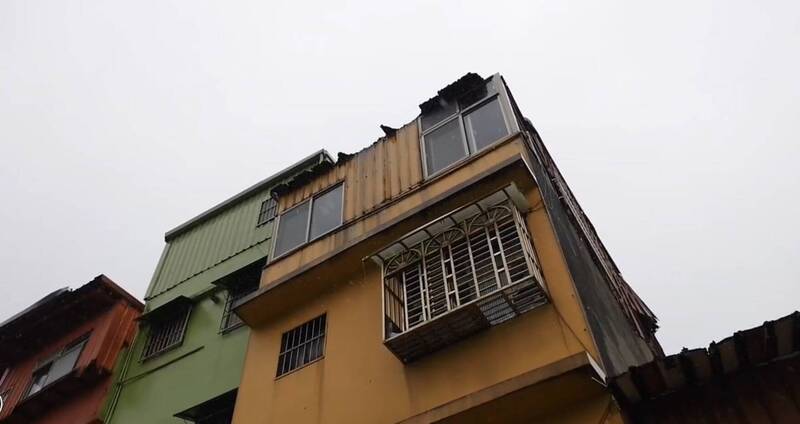 正滨渔港彩色屋一栋4楼屋顶加盖铁皮屋簷掉落,十分惊险。(民众提供) 正滨渔港彩色屋一栋4楼屋顶加盖铁皮屋簷掉落,十分惊险。(民众提供)