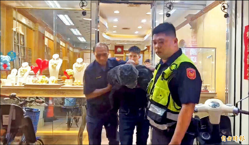 周男持球棒抢银楼被路过警员与银楼业者合力制伏。(资料照) 周男持球棒抢银楼被路过警员与银楼业者合力制伏。(资料照)
