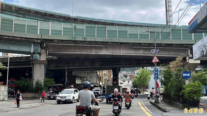 基隆成功一路与光一路车流量大,易发生路口侧撞与追撞事故,交通处已设置雷达侦测设备减少事故发生。(记者卢贤秀摄) 基隆成功一路与光一路车流量大,易发生路口侧撞与追撞事故,交通处已设置雷达侦测设备减少事故发生。(记者卢贤秀摄)