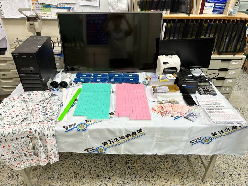 警方突袭棋牌社赌场,26人移送法办,部分赌客辩称「输请吃饭」,警方不采信。(民众提供) 警方突袭棋牌社赌场,26人移送法办,部分赌客辩称「输请吃饭」,警方不采信。(民众提供)