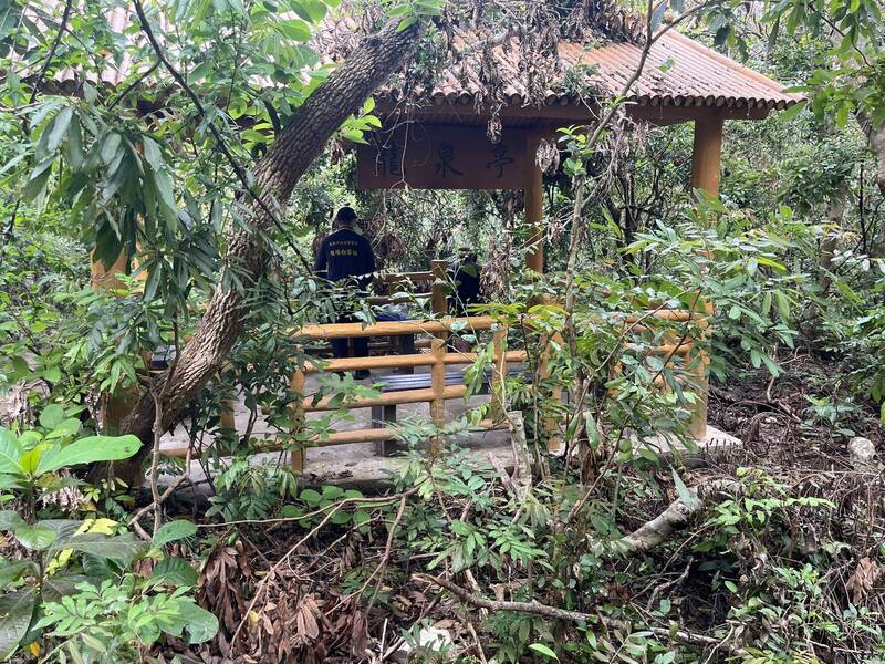 高雄有山友今前往柴山步道龙泉亭附近的小径,在距凉亭约20公尺处发现1具盘坐的男尸。(民众提供) 高雄有山友今前往柴山步道龙泉亭附近的小径,在距凉亭约20公尺处发现1具盘坐的男尸。(民众提供)