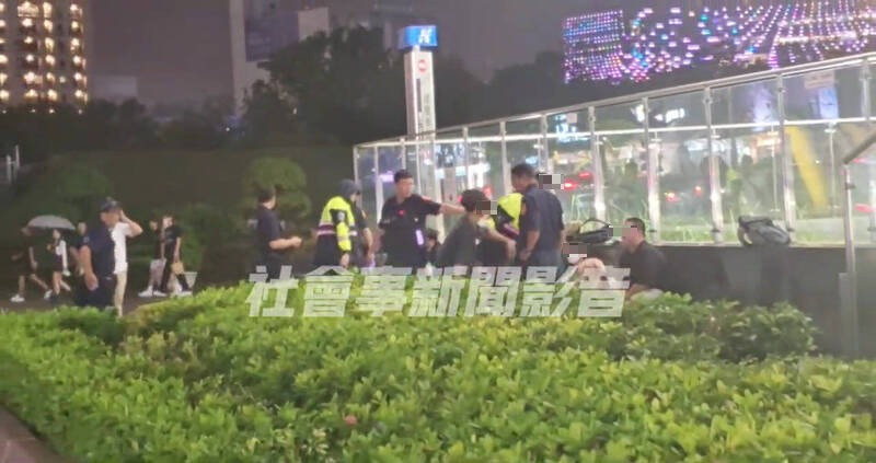 一群青少年在高雄中央公园站外爆发冲突,警方出动快打警力处置,并将人全数带回派出所。(撷取自社会事新闻影音) 一群青少年在高雄中央公园站外爆发冲突,警方出动快打警力处置,并将人全数带回派出所。(撷取自社会事新闻影音)