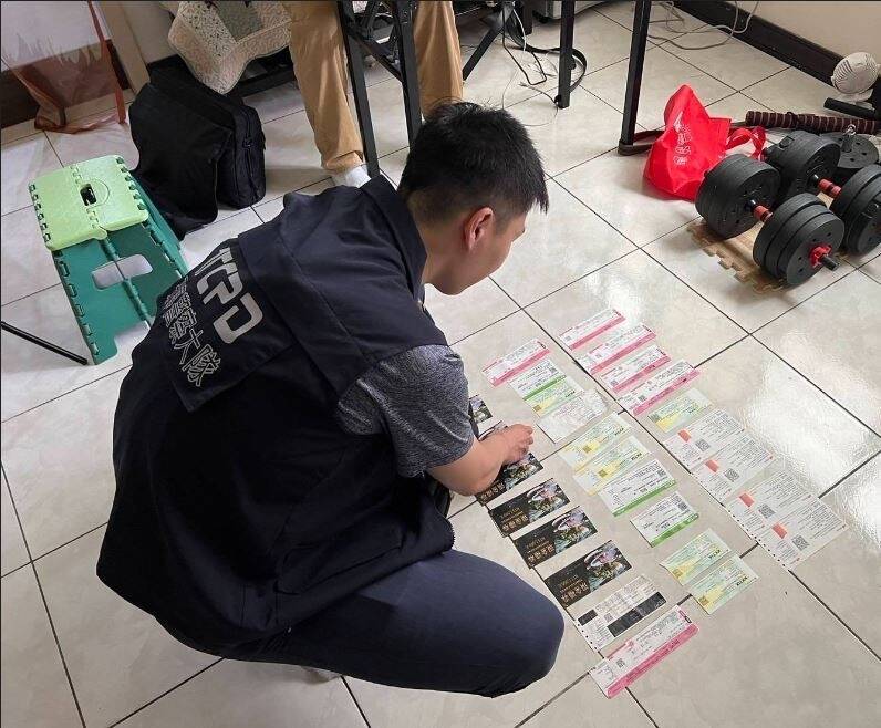 警方清点查扣的各类演唱会门票券。(资料照) 警方清点查扣的各类演唱会门票券。(资料照)