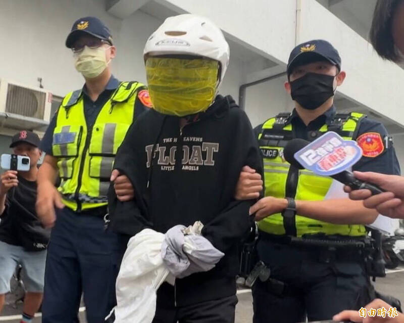白男双手上铐步出交通分队。(记者许国桢摄) 白男双手上铐步出交通分队。(记者许国桢摄)