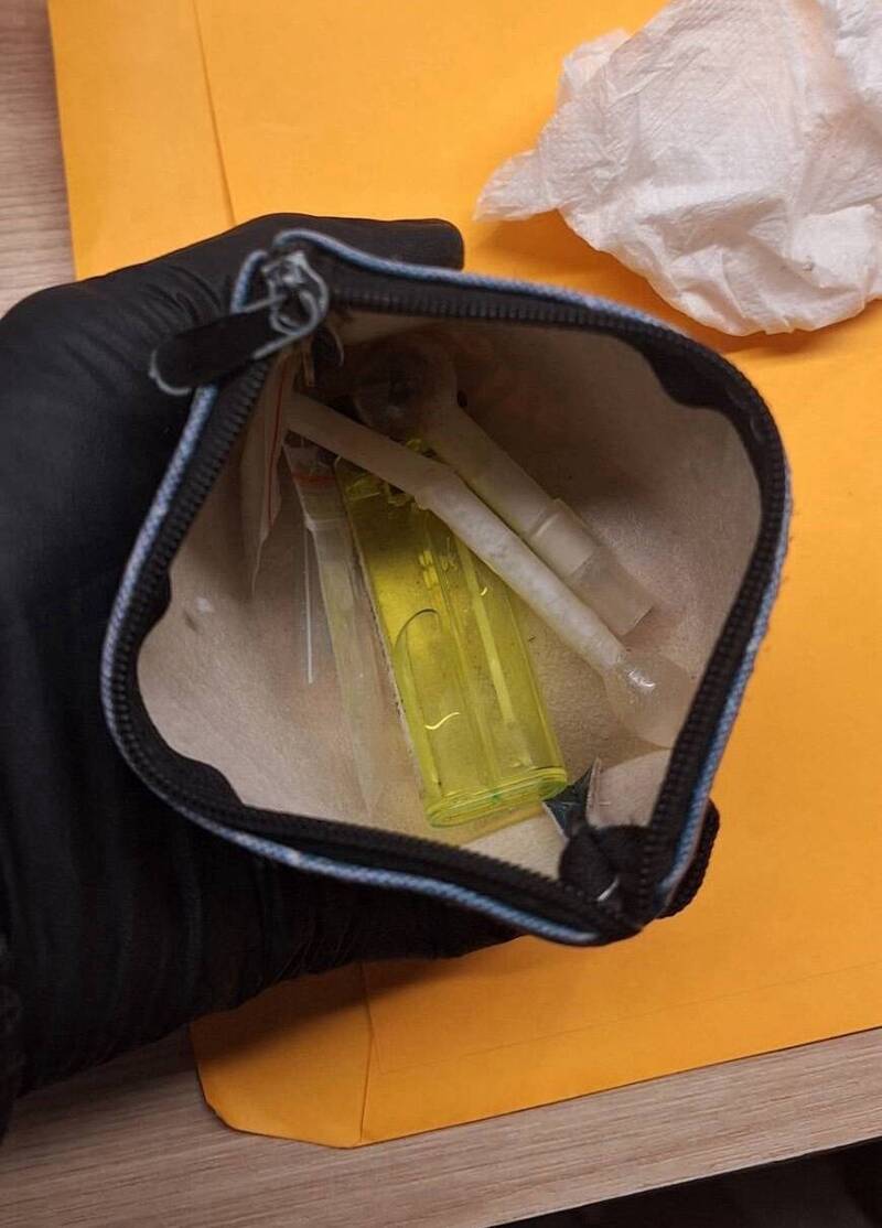 警方在杨姓男子随身物品中找到安非他命、吸食器等证物。(记者徐圣伦翻摄) 警方在杨姓男子随身物品中找到安非他命、吸食器等证物。(记者徐圣伦翻摄)