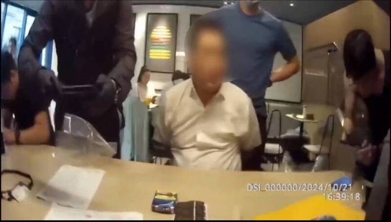 警方将车手杨姓男子逮捕。(记者徐圣伦翻摄) 警方将车手杨姓男子逮捕。(记者徐圣伦翻摄)