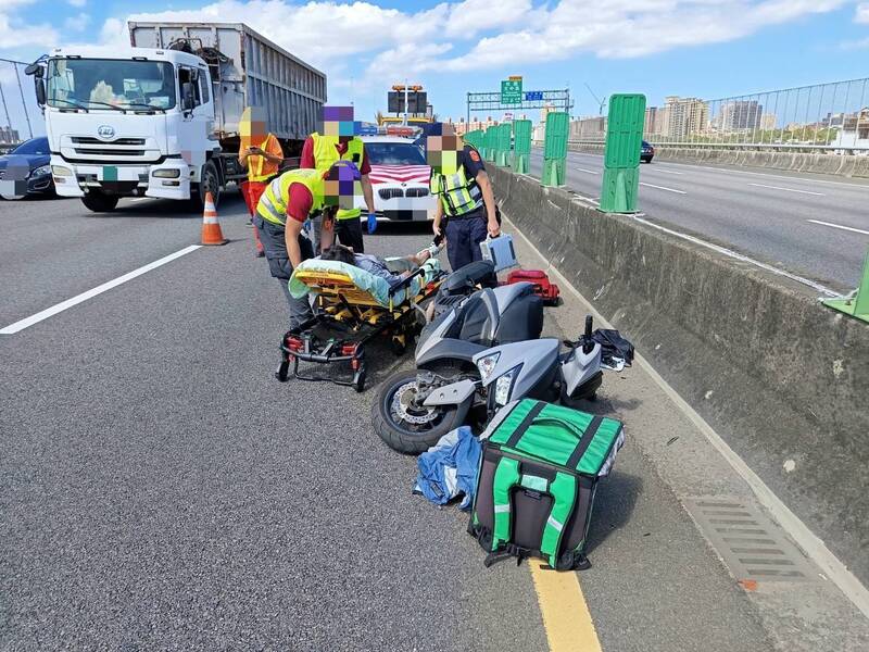 萧姓外送员疑因导航误闯国道2号,在西向14公里处自撞护栏受伤。(记者郑淑婷翻摄) 萧姓外送员疑因导航误闯国道2号,在西向14公里处自撞护栏受伤。(记者郑淑婷翻摄)