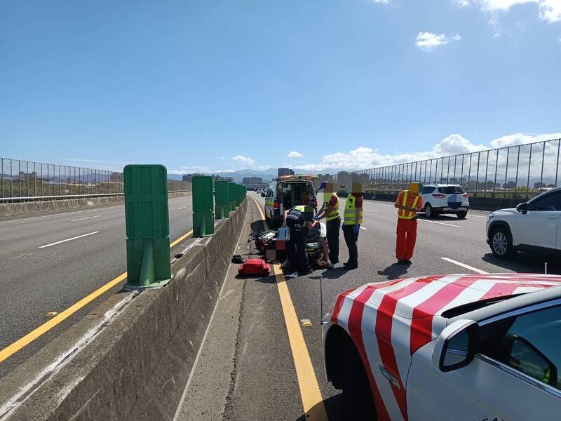 萧姓外送员疑因导航误闯国道2号,在西向14公里处自撞护栏受伤。(记者郑淑婷翻摄) 萧姓外送员疑因导航误闯国道2号,在西向14公里处自撞护栏受伤。(记者郑淑婷翻摄)
