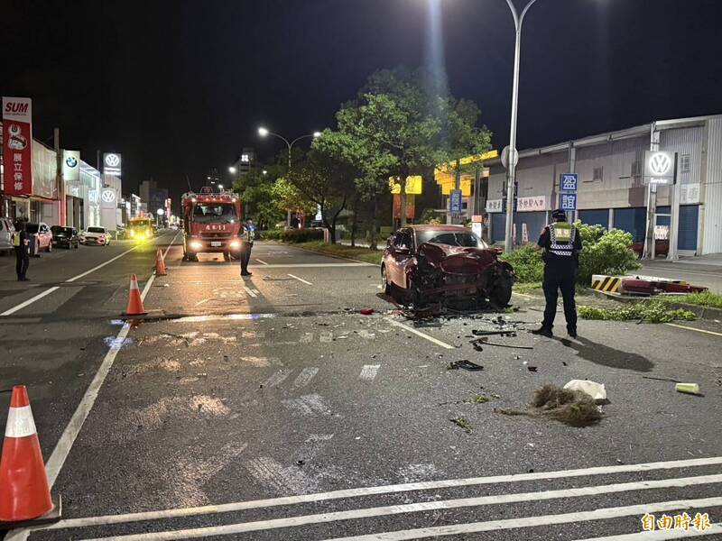 首当其冲遭撞的NISSAN TIIDA,车头引擎盖全毁、满地油渍。 (记者王峻祺摄) 首当其冲遭撞的NISSAN TIIDA,车头引擎盖全毁、满地油渍。 (记者王峻祺摄)