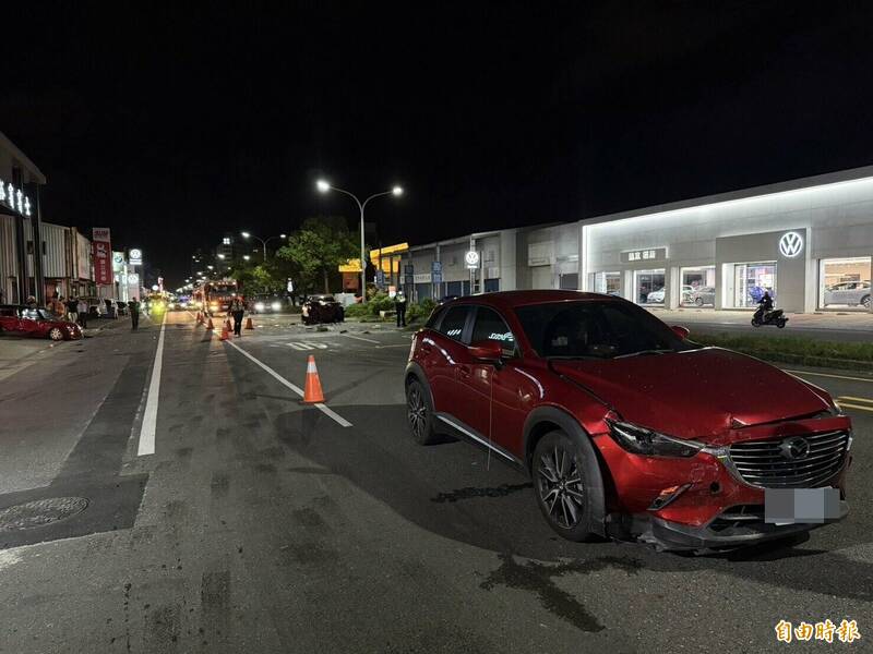 行驶在外车道的另辆红色Mazda轿车,闪避不及遭波及,车头碰撞凹陷。 (记者王峻祺摄) 行驶在外车道的另辆红色Mazda轿车,闪避不及遭波及,车头碰撞凹陷。 (记者王峻祺摄)