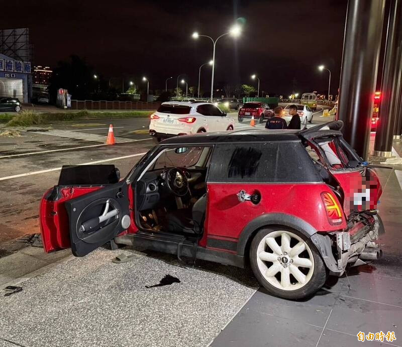 38岁陈姓男子今晚近7点驾驶红色MINI Cooper,沿光荣北路桥南下罗东,疑不明原因失控撞上分隔岛后,冲至对向车道连撞2车。(记者王峻祺摄) 38岁陈姓男子今晚近7点驾驶红色MINI Cooper,沿光荣北路桥南下罗东,疑不明原因失控撞上分隔岛后,冲至对向车道连撞2车。(记者王峻祺摄)