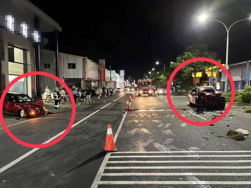 宜县五结乡光荣北路昨晚发生MINI Cooper(左边红圈)冲过分隔岛后,连撞NISSAN(右边红圈)等2车后才停下。(图由警方提供) 宜县五结乡光荣北路昨晚发生MINI Cooper(左边红圈)冲过分隔岛后,连撞NISSAN(右边红圈)等2车后才停下。(图由警方提供)