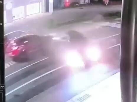 车祸发生时的惊悚画面被监视器拍下。(图由警方提供) 车祸发生时的惊悚画面被监视器拍下。(图由警方提供)