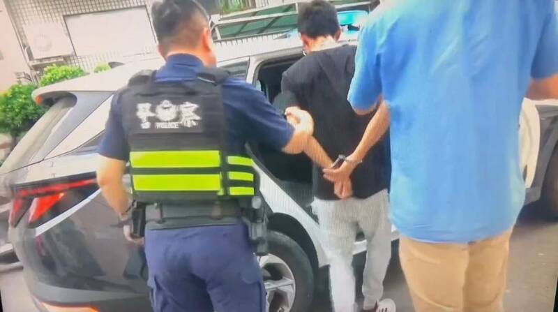 汇兑成诈骗900万再伸手500万,南警设伏逮捕黄姓车手。(民众提供) 汇兑成诈骗900万再伸手500万,南警设伏逮捕黄姓车手。(民众提供)
