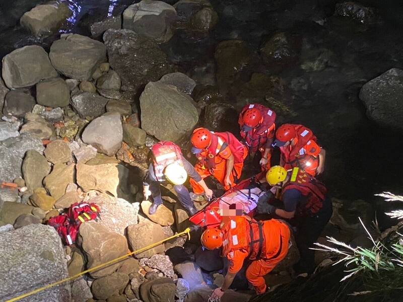 海巡人员与消防队员将江男救上岸。(记者吴升儒翻摄) 海巡人员与消防队员将江男救上岸。(记者吴升儒翻摄)
