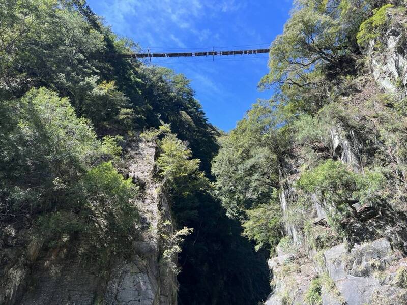 近期秋高气爽吸引山友登山,但南投10月以来已有8起山难酿成3死,像在南三段就有女山友在无双吊桥附近摔落200公尺溪谷身亡。(南投县消防局提供) 近期秋高气爽吸引山友登山,但南投10月以来已有8起山难酿成3死,像在南三段就有女山友在无双吊桥附近摔落200公尺溪谷身亡。(南投县消防局提供)