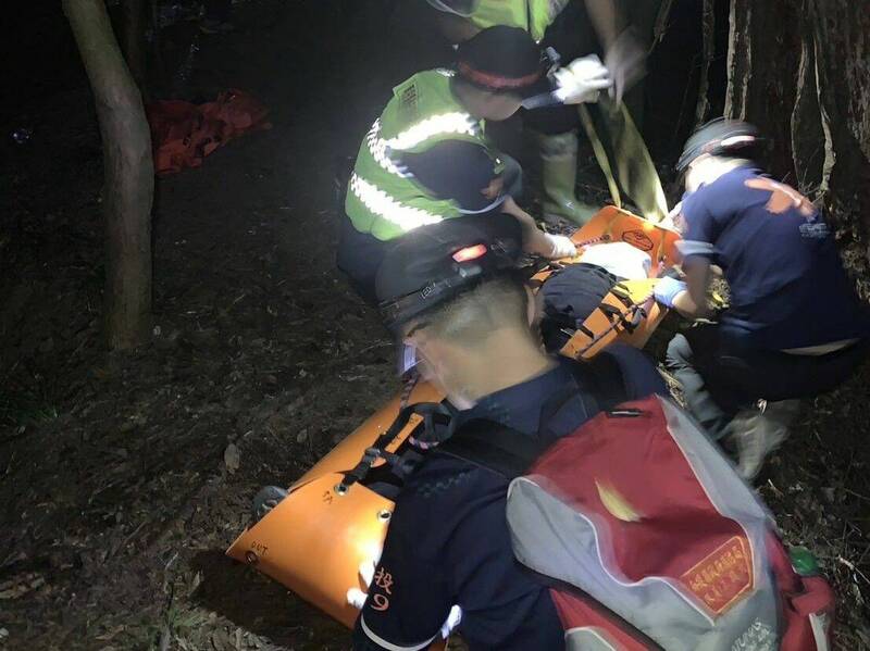 秋季天气稳定吸引山友登山,但南投10月以来已有8起山难酿成3死,其中2死是不支倒地,另1起则是坠谷丧命。(南投县消防局提供) 秋季天气稳定吸引山友登山,但南投10月以来已有8起山难酿成3死,其中2死是不支倒地,另1起则是坠谷丧命。(南投县消防局提供)