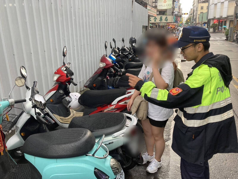 员警替王女找到手机。(警方提供) 员警替王女找到手机。(警方提供)