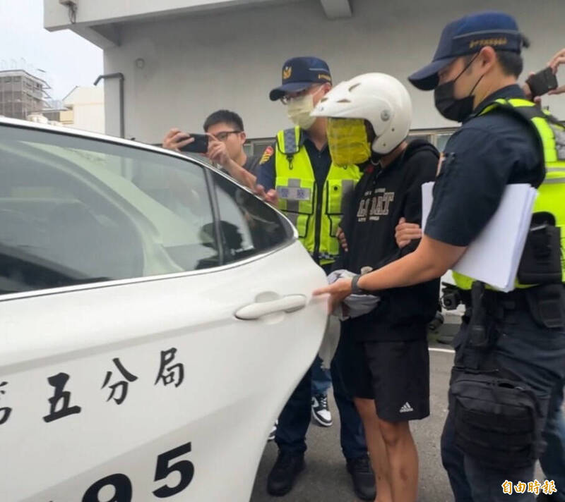 白男坐上警车被送往侦查队侦讯。(记者许国桢摄)
白男坐上警车被送往侦查队侦讯。(记者许国桢摄)