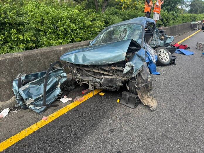 今(27日)中午,国道1号北上林口路段,陈姓男子驾驶小客车,不明原因自撞护栏,又遭后方车辆追撞,造成车子严重凹陷,这起事故计造成1死5伤。(撷取自记者爆料网) 今(27日)中午,国道1号北上林口路段,陈姓男子驾驶小客车,不明原因自撞护栏,又遭后方车辆追撞,造成车子严重凹陷,这起事故计造成1死5伤。(撷取自记者爆料网)