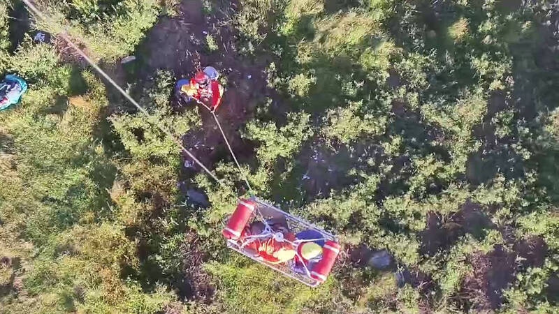 空中勤务总队花莲驻地勤务第一大队第三队协助攀爬花莲奇莱东棱、南湖大山发生身体不适的登山友进行急难救援。(空勤一大三提供) 空中勤务总队花莲驻地勤务第一大队第三队协助攀爬花莲奇莱东棱、南湖大山发生身体不适的登山友进行急难救援。(空勤一大三提供)