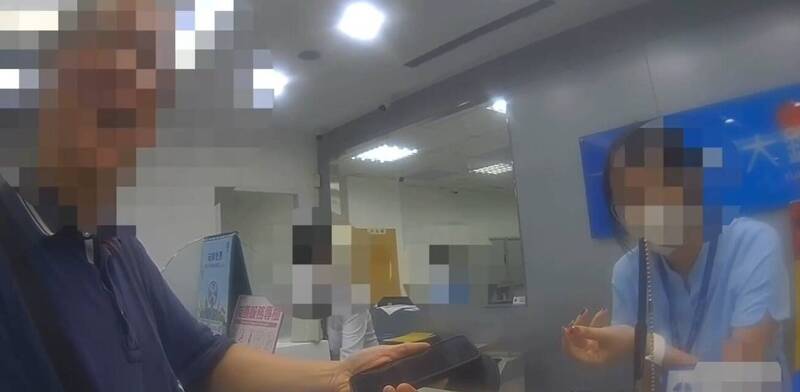 警方到场阻诈。(记者王冠仁翻摄) 警方到场阻诈。(记者王冠仁翻摄)