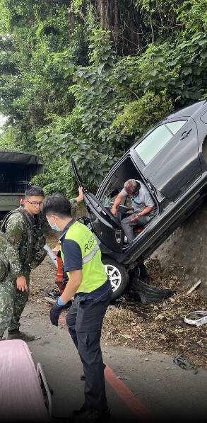 1辆自轿车不明原因擦撞路旁军方交管人员后撞向边坡,消防人员协助2人脱困后分别送医。(新竹县消防局提供) 1辆自轿车不明原因擦撞路旁军方交管人员后撞向边坡,消防人员协助2人脱困后分别送医。(新竹县消防局提供)