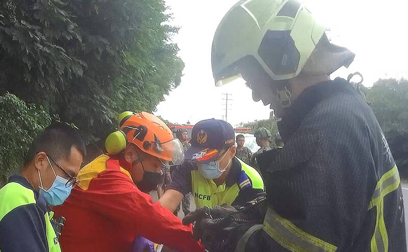 1辆自轿车不明原因擦撞路旁军方交管人员后撞向边坡,消防人员协助2人脱困后分别送医。(新竹县消防局提供) 1辆自轿车不明原因擦撞路旁军方交管人员后撞向边坡,消防人员协助2人脱困后分别送医。(新竹县消防局提供)